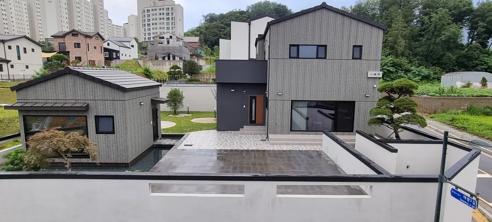수공간과 정원을 사이에 둔 소연정의 본채와 별채