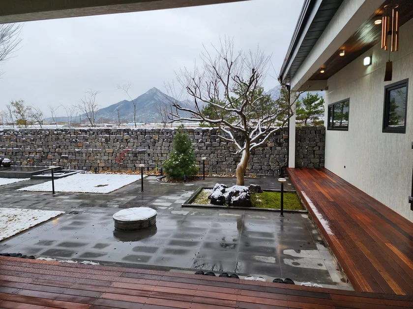 풍경을 바라보는 중앙 데크와 중정