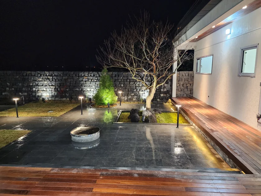 조명과 식재가 어우러지는 중정 야경